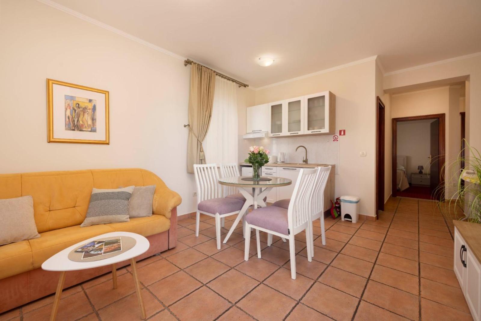 Aparthotel Villa Mozart Podgora Exterior photo
