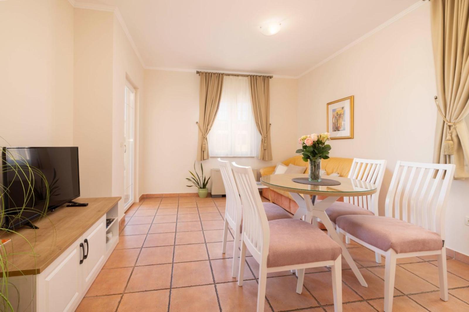 Aparthotel Villa Mozart Podgora Exterior photo